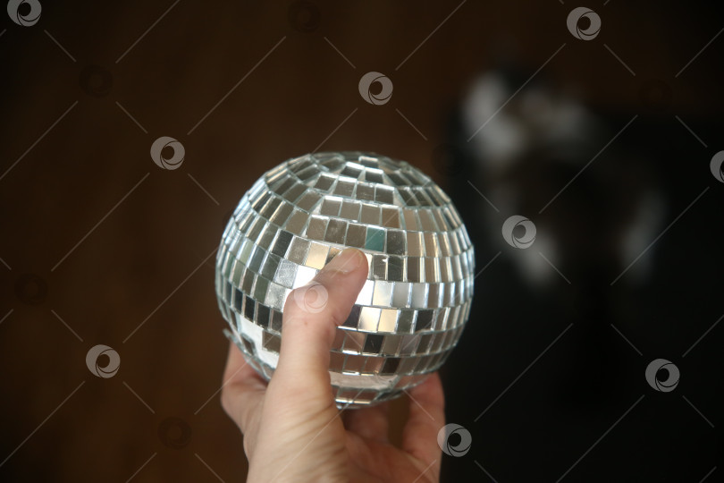 Скачать Женская рука держит стеклянный шар фотосток Ozero