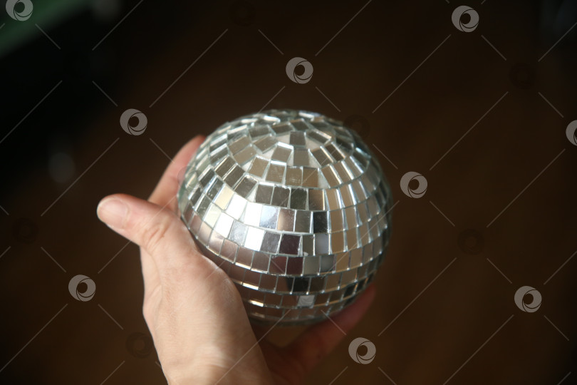 Скачать Женская рука держит блестящий шар фотосток Ozero