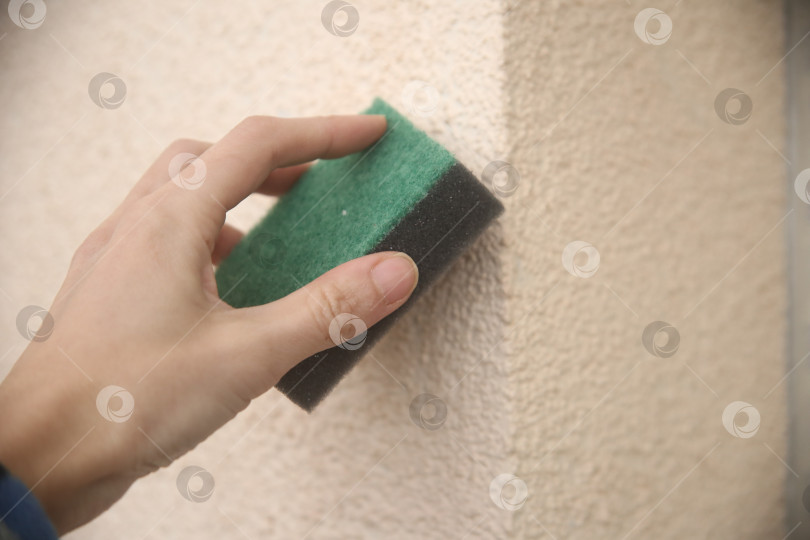 Скачать Поролоновая губка для уборки в руке фотосток Ozero