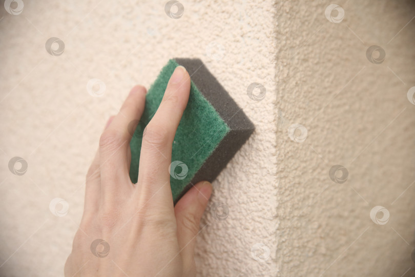 Скачать Женская рука делает уборку поролоновая губкой фотосток Ozero
