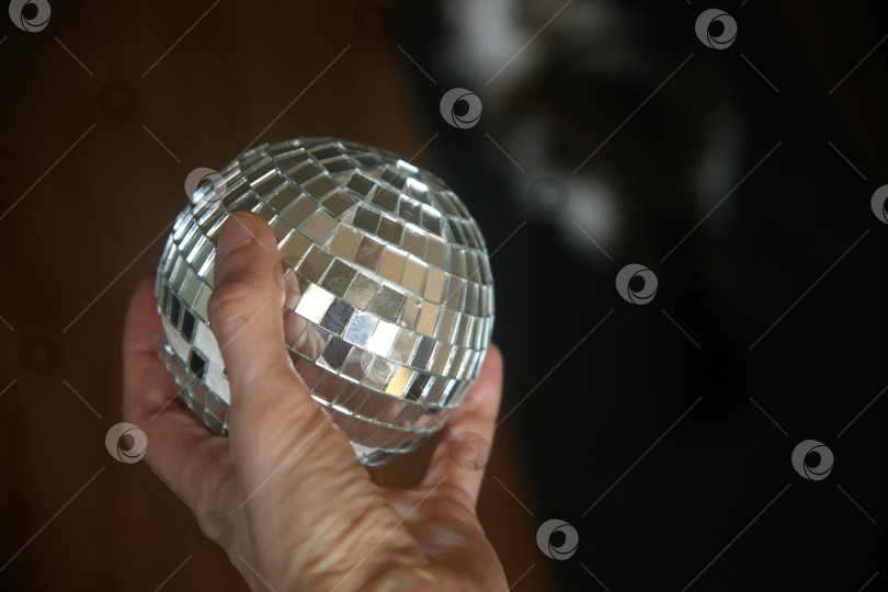 Скачать Женская рука держит блестящий шар фотосток Ozero