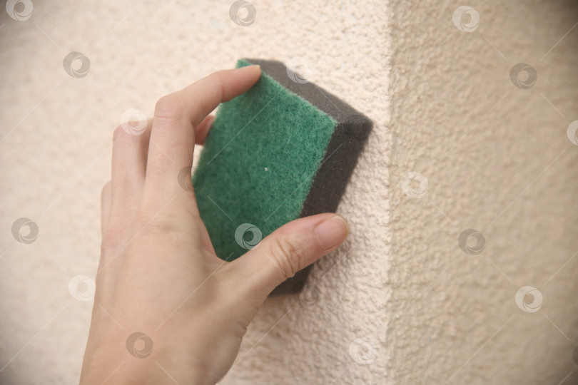 Скачать Женщина делает уборку губкой фотосток Ozero