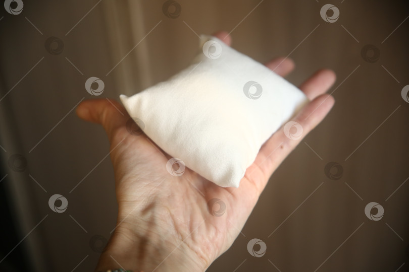 Скачать Маленькая белая подушка фотосток Ozero
