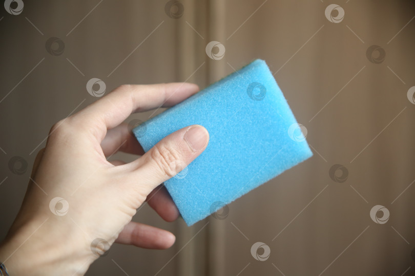 Скачать Женщина делает уборку губкой фотосток Ozero