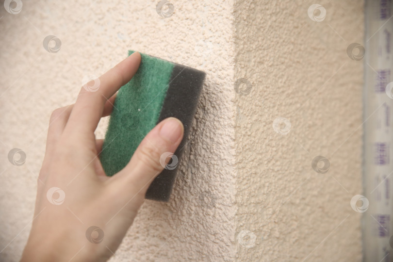 Скачать Женщина делает уборку губкой фотосток Ozero