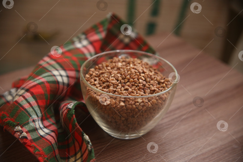 Скачать Миска с сырой гречкой фотосток Ozero