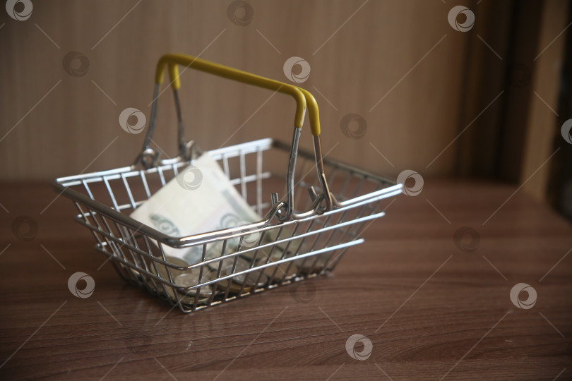 Скачать Корзина для покупок с деньгами фотосток Ozero