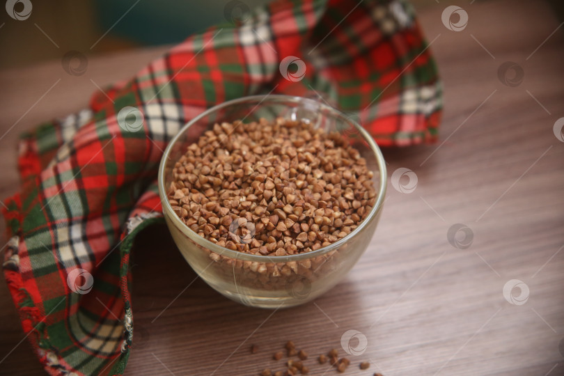 Скачать Миска с сырой гречкой фотосток Ozero
