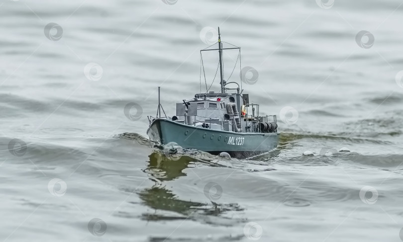 Скачать Россия,город Железногорск Красноярский Край, 26 августа 2023 год. Радиоуправляемая масштабная модель корабля на соревнованиях на воде. фотосток Ozero