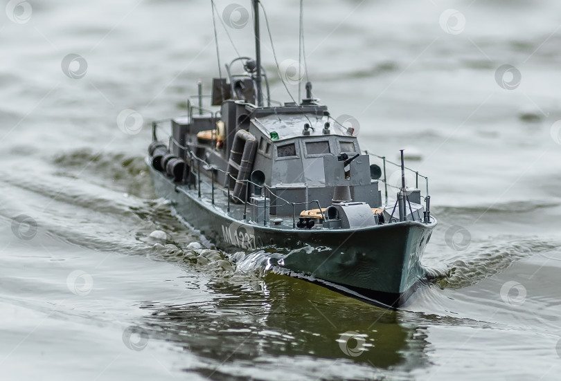 Скачать Россия,город Железногорск Красноярский Край, 26 августа 2023 год. Радиоуправляемая масштабная модель корабля на соревнованиях на воде. фотосток Ozero