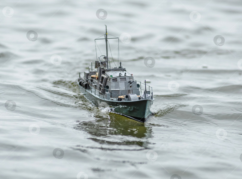 Скачать Россия,город Железногорск Красноярский Край, 26 августа 2023 год. Радиоуправляемая масштабная модель корабля на соревнованиях на воде. фотосток Ozero