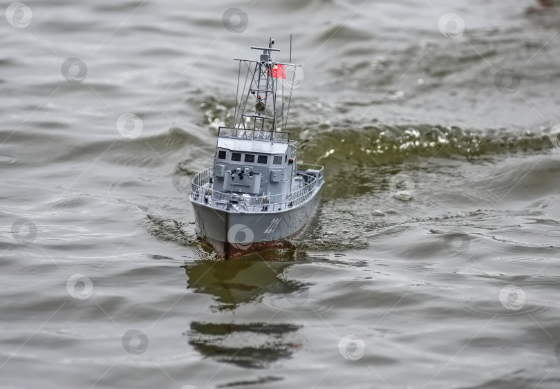 Скачать Россия,город Железногорск Красноярский Край, 26 августа 2023 год. Радиоуправляемая масштабная модель корабля на соревнованиях на воде. фотосток Ozero
