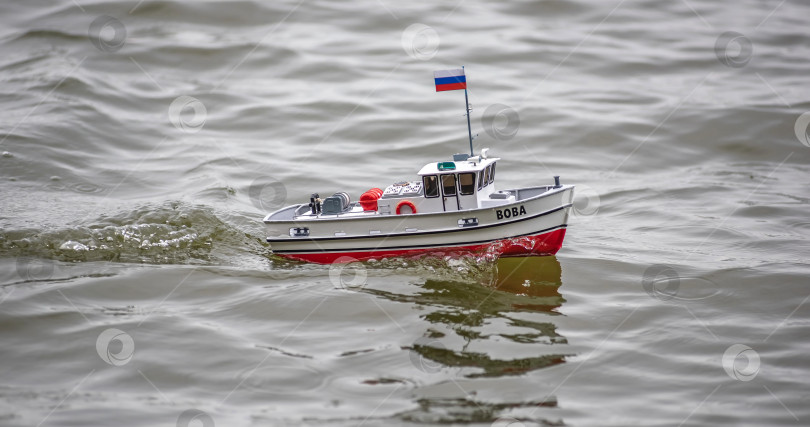 Скачать Россия,город Железногорск Красноярский Край, 26 августа 2023 год. Радиоуправляемая масштабная модель корабля на соревнованиях на воде. фотосток Ozero