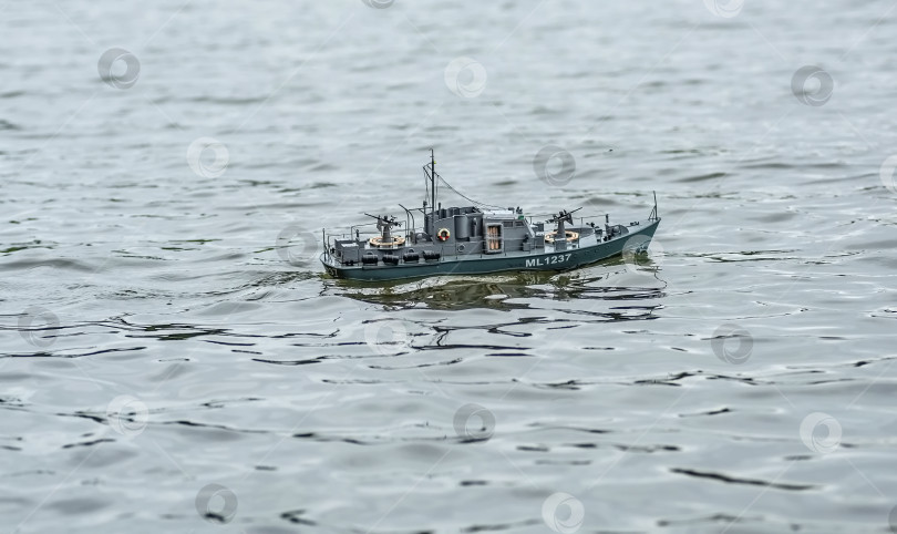 Скачать Россия,город Железногорск Красноярский Край, 26 августа 2023 год. Радиоуправляемая масштабная модель корабля на соревнованиях на воде. фотосток Ozero