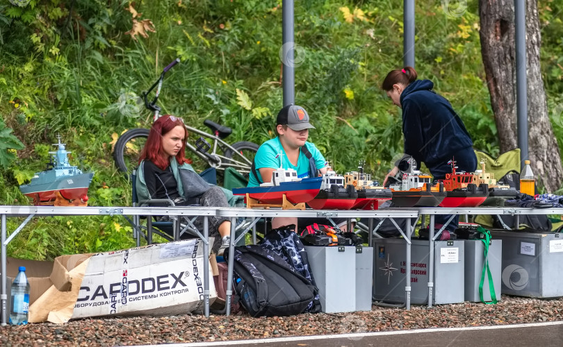 Скачать Россия,город Железногорск Красноярский Край, 26 августа 2023 год.Подростки сидят за столом. На столе лежат модели кораблей. фотосток Ozero