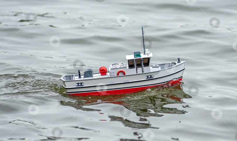 Скачать Россия,город Железногорск Красноярский Край, 26 августа 2023 год. Радиоуправляемая масштабная модель корабля на соревнованиях на воде. фотосток Ozero