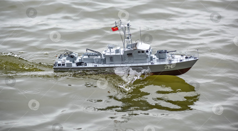 Скачать Россия,город Железногорск Красноярский Край, 26 августа 2023 год. Радиоуправляемая масштабная модель корабля на соревнованиях на воде. фотосток Ozero