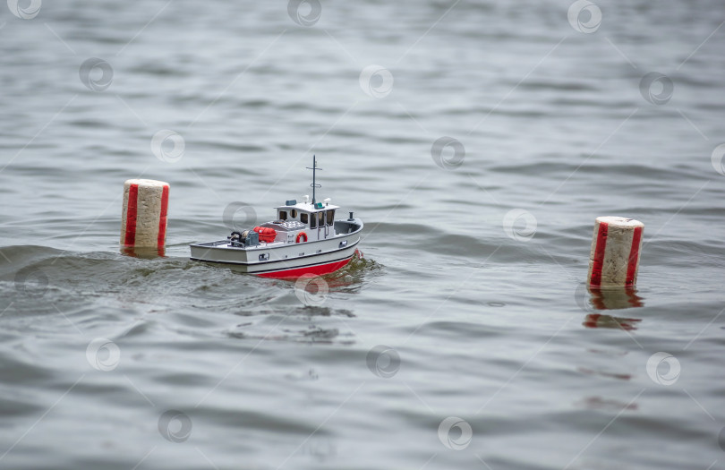 Скачать Россия,город Железногорск Красноярский Край, 26 августа 2023 год. Радиоуправляемая масштабная модель корабля на соревнованиях на воде. фотосток Ozero