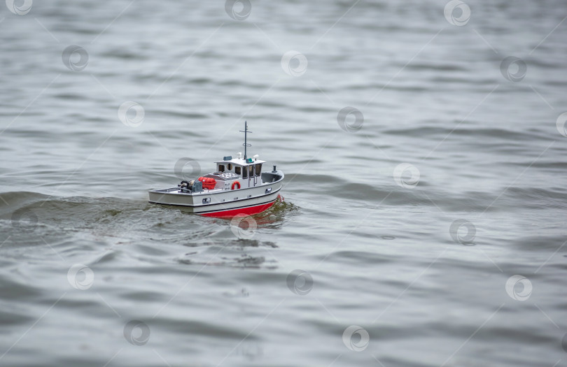 Скачать Россия,город Железногорск Красноярский Край, 26 августа 2023 год. Радиоуправляемая масштабная модель корабля на соревнованиях на воде. фотосток Ozero