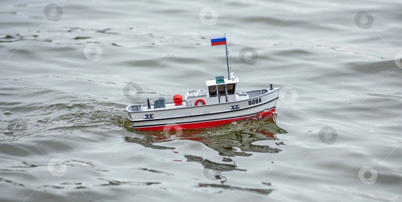 Скачать Россия,город Железногорск Красноярский Край, 26 августа 2023 год. Радиоуправляемая масштабная модель корабля на соревнованиях на воде. фотосток Ozero