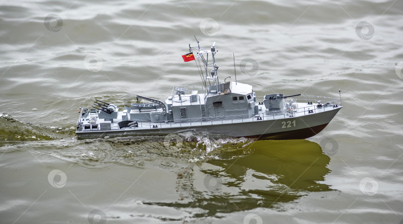 Скачать Россия,город Железногорск Красноярский Край, 26 августа 2023 год. Радиоуправляемая масштабная модель корабля на соревнованиях на воде. фотосток Ozero