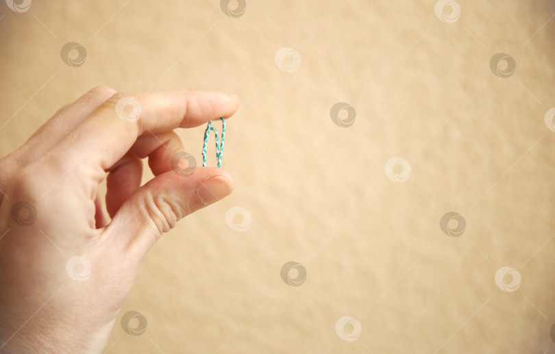 Скачать Рука, держащая скрепку фотосток Ozero