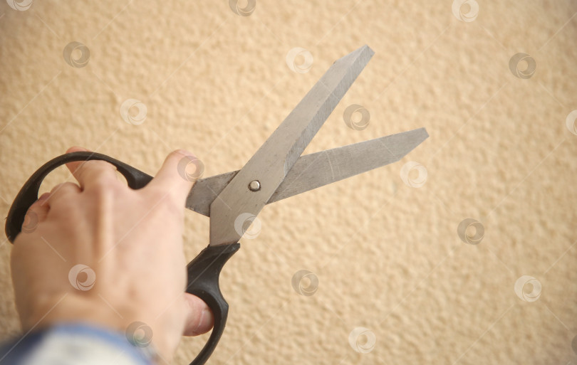 Скачать Ножницы в женской руке фотосток Ozero