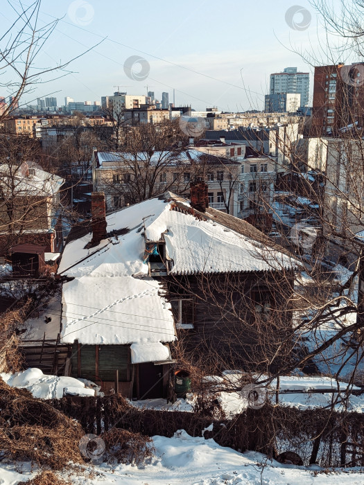 Скачать Владивосток в январе 2026 года: вид с улицы Первой морской на здания и крыши домов улицы Арсеньева фотосток Ozero