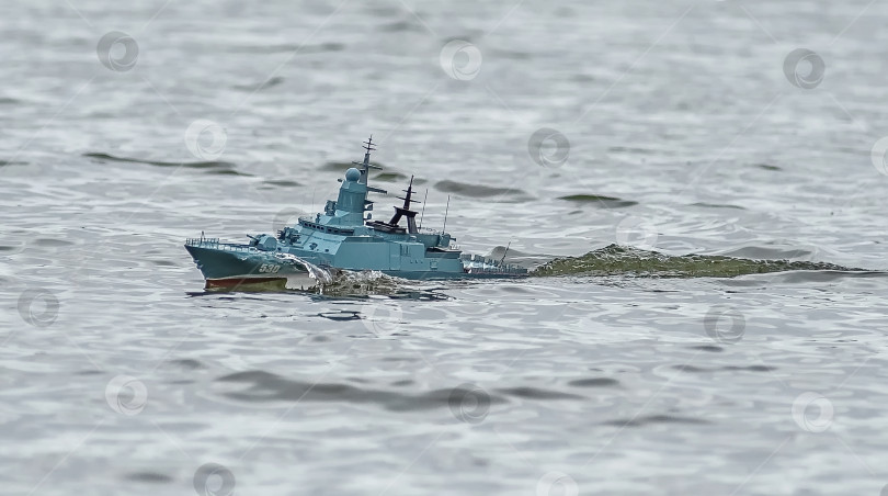 Скачать Россия,город Железногорск Красноярский Край, 26 августа 2023 год. Радиоуправляемая масштабная модель   военного корабля на соревнованиях на воде. фотосток Ozero