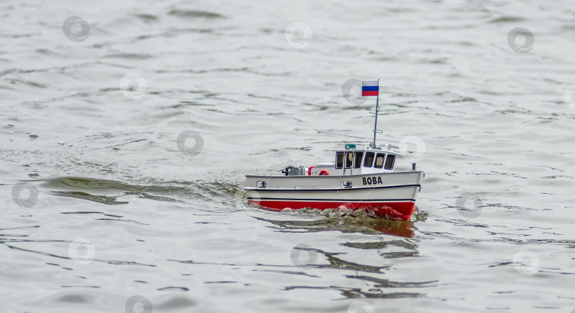 Скачать Россия,город Железногорск Красноярский Край, 26 августа 2023 год. Радиоуправляемая масштабная модель  корабля фотосток Ozero