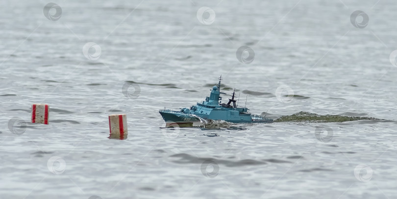 Скачать Россия,город Железногорск Красноярский Край, 26 августа 2023 год. Радиоуправляемая масштабная модель   военного корабля на соревнованиях на воде. фотосток Ozero