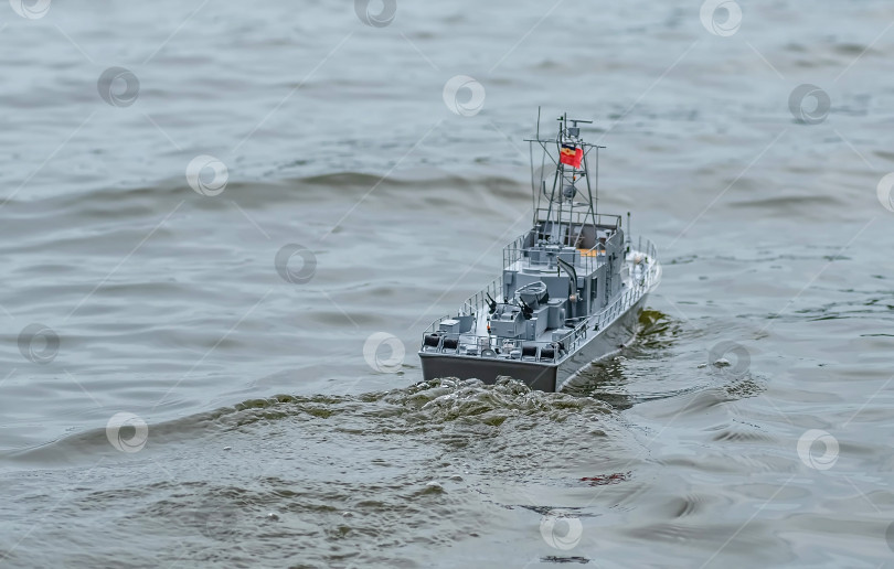 Скачать Россия,город Железногорск Красноярский Край, 26 августа 2023 год. Радиоуправляемая масштабная модель   военного корабля на соревнованиях на воде. фотосток Ozero