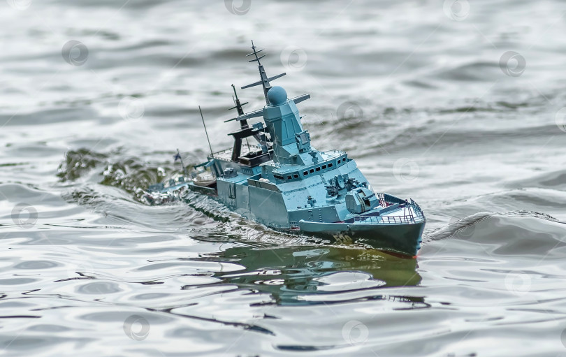 Скачать Россия,город Железногорск Красноярский Край, 26 августа 2023 год. Радиоуправляемая масштабная модель   военного корабля на соревнованиях на воде. фотосток Ozero