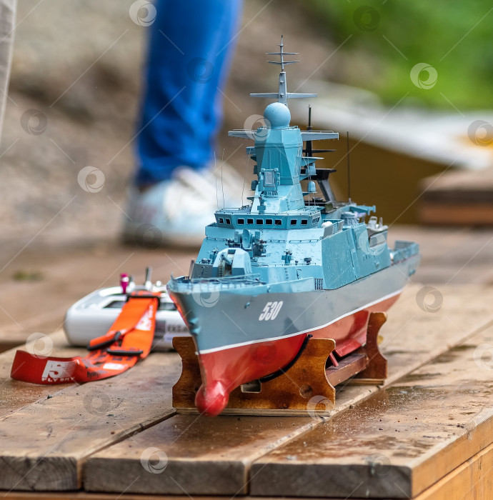 Скачать Россия,город Железногорск Красноярский Край, 26 августа 2023 год. Радиоуправляемая масштабная модель   военного корабля фотосток Ozero
