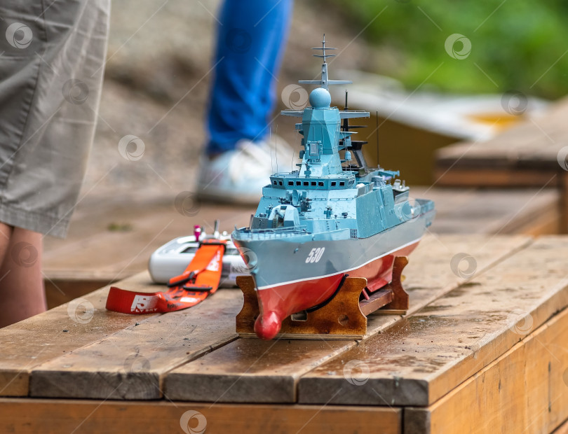 Скачать Россия,город Железногорск Красноярский Край, 26 августа 2023 год. Радиоуправляемая масштабная модель   военного корабля фотосток Ozero