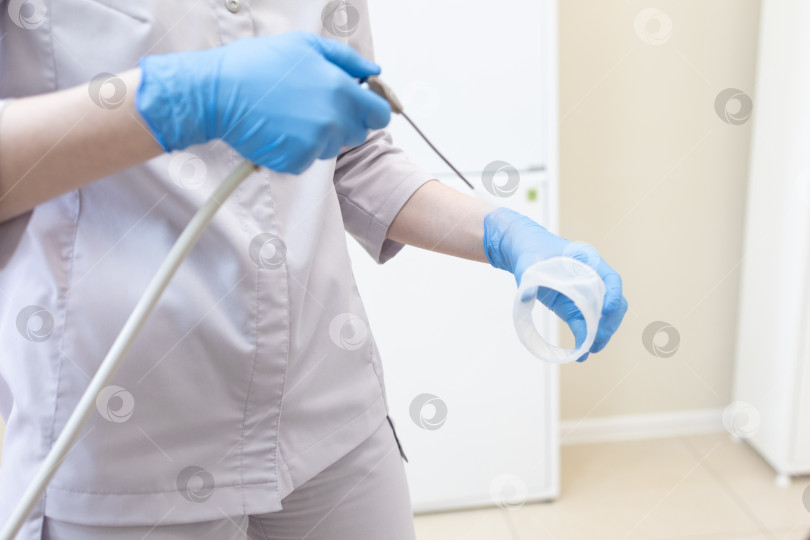 Скачать Дантист выдувает ретрактор крупным планом фотосток Ozero