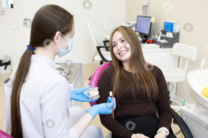 Скачать Стоматолог показывает женщине, как чистить зубы фотосток Ozero