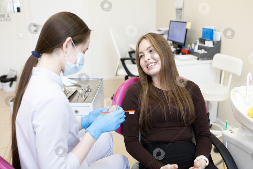 Скачать Стоматолог показывает женщине, как чистить зубы фотосток Ozero
