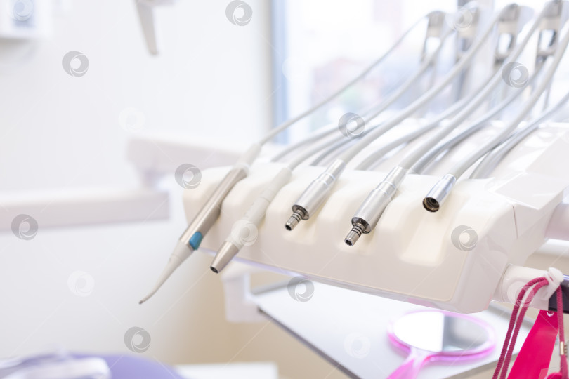 Скачать стоматологический кабинет. Стоматологические инструменты и оборудование, готовые к лечению пациентов в современной клинике, демонстрируют передовые достижения в области здравоохранения. фотосток Ozero