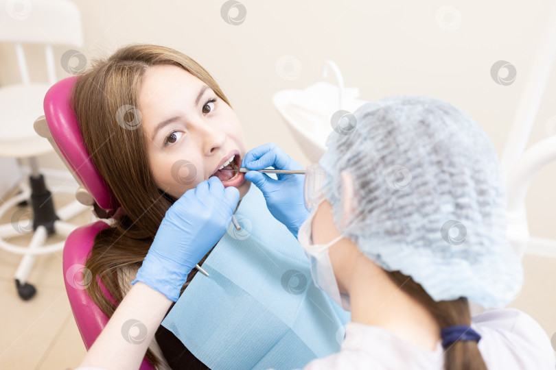 Скачать стоматолог лечит зубы пациента.Стоматолог и пациент в современном медицинском центре. фотосток Ozero