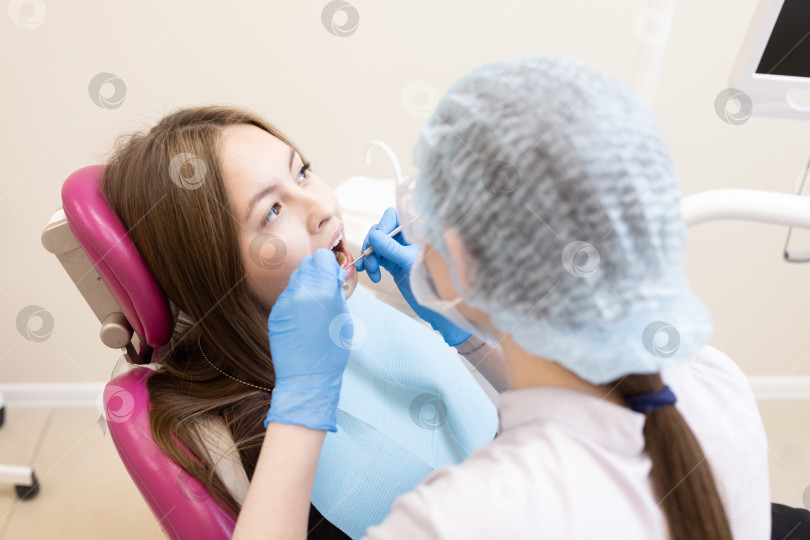 Скачать стоматолог лечит зубы пациента.Стоматолог и пациент в современном медицинском центре. фотосток Ozero