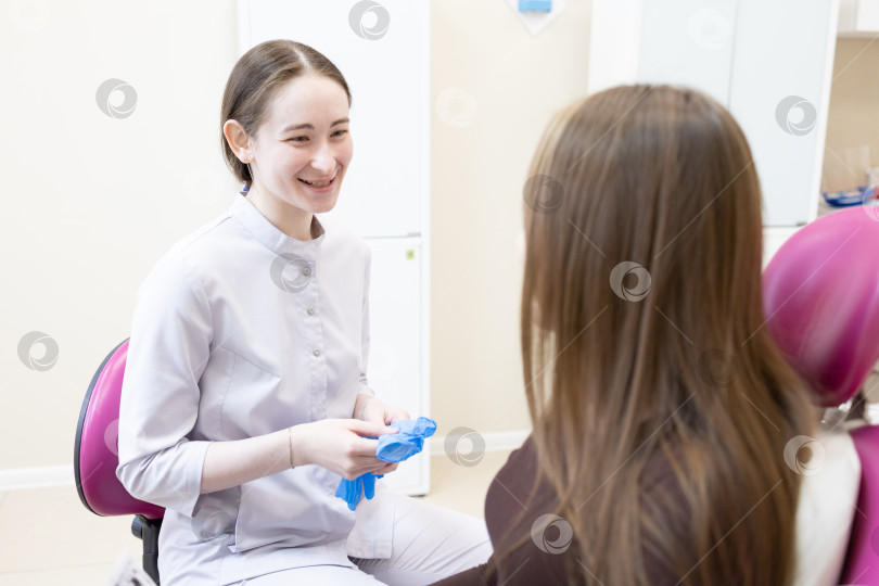 Скачать Стоматолог консультирует пациента, делая рентгеновский снимок зубов. Стоматолог показывает пациенту рентгеновский снимок фотосток Ozero