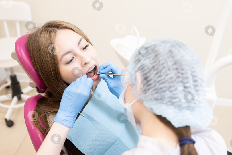 Скачать стоматолог лечит зубы пациента.Стоматолог и пациент в современном медицинском центре. фотосток Ozero