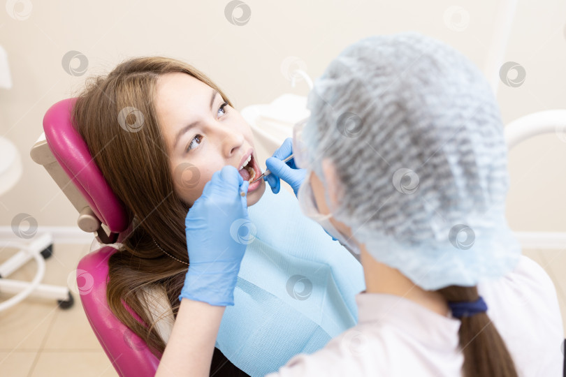 Скачать стоматолог лечит зубы пациента.Стоматолог и пациент в современном медицинском центре. фотосток Ozero
