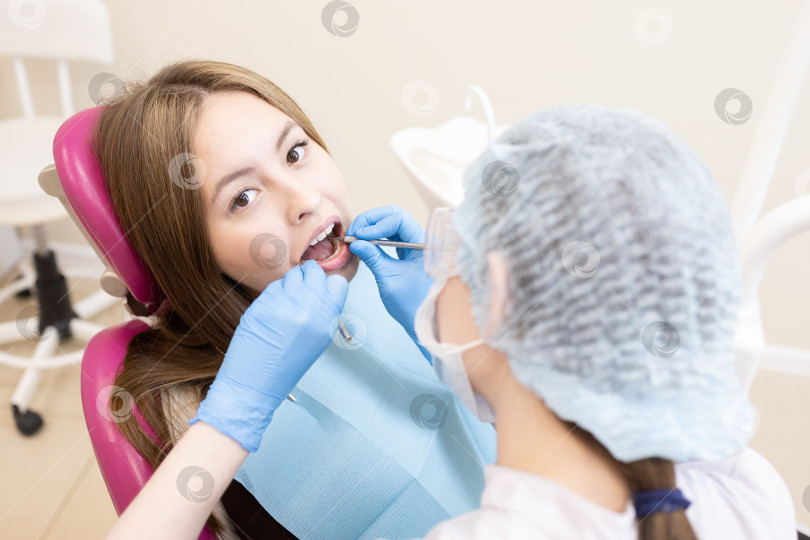 Скачать стоматолог лечит зубы пациента.Стоматолог и пациент в современном медицинском центре. фотосток Ozero