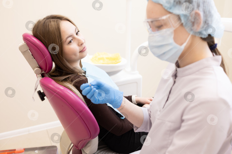 Скачать стоматолог лечит зубы пациента.Стоматолог и пациент в современном медицинском центре. фотосток Ozero