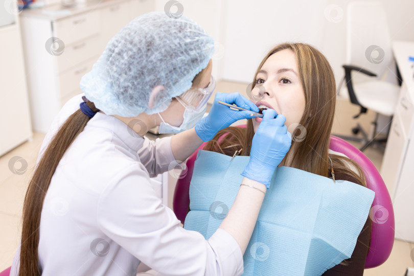 Скачать стоматолог лечит зубы пациента.Стоматолог и пациент в современном медицинском центре. фотосток Ozero