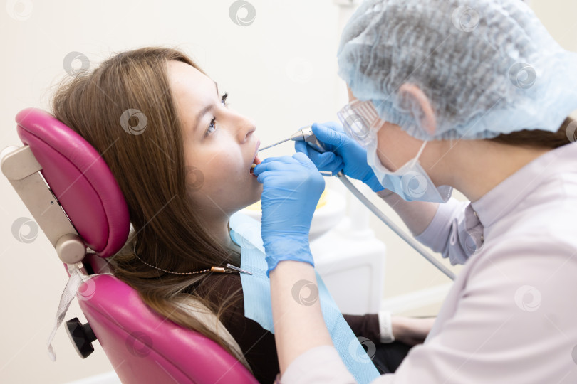Скачать стоматолог лечит зубы пациента.Стоматолог и пациент в современном медицинском центре. фотосток Ozero