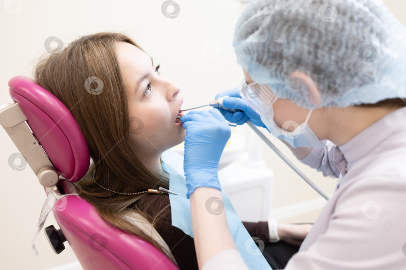 Скачать стоматолог лечит зубы пациента.Стоматолог и пациент в современном медицинском центре. фотосток Ozero