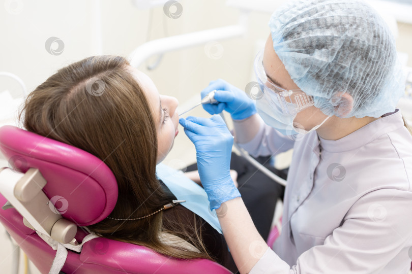 Скачать стоматолог лечит зубы пациента.Стоматолог и пациент в современном медицинском центре. фотосток Ozero